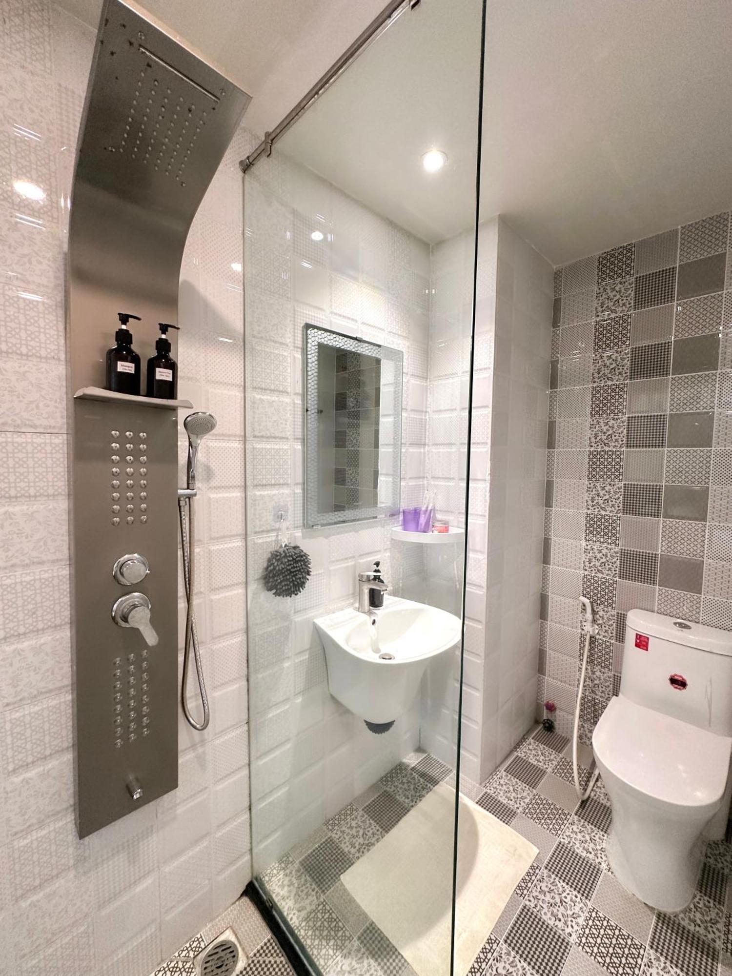 Cozy Minimalist Near Bui Vien Walking Street, District 1 Apartment *